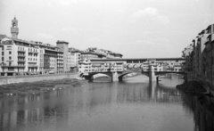 Olaszország, Firenze, Ponte Vecchio a Ponte Santa Trinita felől nézve., 1973, Lencse Zoltán, híd, csatorna, kőhíd, ívhíd, Neri di Fioravante-terv, Taddeo Gaddi-terv, Fortepan #61408