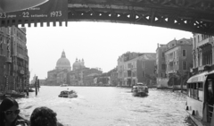 Olaszország, Velence, Canal Grande a Ponte dell'Accademia-nál, szemben a Santa Maria della Salute fogadalmi templom., 1973, Lencse Zoltán, templom, Bazilika, barokk-stílus, katolikus, fahíd, kupola, csatorna, ívhíd, Eugenio Miozzi-terv, Baldassare Longhena-terv, Fortepan #61414