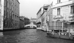 Olaszország, Velence, Rio de Ca' Foscari a Canal Grande-ról nézve, balra a Palazzo Foscari., 1973, Lencse Zoltán, híd, palota, csatorna, Fortepan #61415