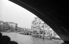 Olaszország, Velence, Canal Grande, jobbra a Riva del Vin a Rialto híd alól nézve., 1973, Lencse Zoltán, hajó, városkép, gondola, csatorna, Fortepan #61419