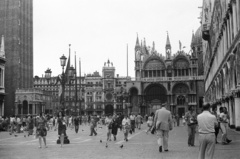 Olaszország, Velence, Szent Márk tér és a Szent Márk-székesegyház a Dózse-palota elöl nézve. Balra a székesegyház harangtornya., 1973, Lencse Zoltán, tér, harang, palota, galamb, reneszánsz, őrtorony, székesegyház, harangtorony, szárnyas oroszlán-ábrázolás, Jacopo Sansovino-terv, Mauro Codussi-terv, Fortepan #61425