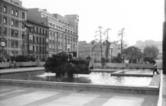 Spanyolország, Madrid, Calle de Serrano, balra a Calle Marqués de Villamagna házsora. La Fuente y el Río (Szökőkút és a folyó) Pablo Serrano Aguilar szobrászművész alkotása, 1971-ben., 1974, Mészáros Zoltán, szökőkút, Fortepan #61443