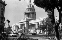 Kuba, Havanna, Paseo de Martí, Capitolio Nacional., 1974, Mészáros Zoltán, szovjet gyártmány, Moszkvics-márka, pálmafa, középület, automobil, neoklasszicizmus, Eugenio Rayneri Piedra-terv, Fortepan #61489