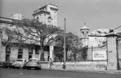 Kuba, Havanna, Plaza de Armas, jobbra a Real Fuerza erőd, balra a Palacio del Segundo Cabo., 1974, Mészáros Zoltán, utcakép, erőd, automobil, Fortepan #61496