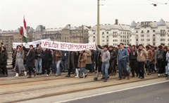 Magyarország, Budapest XIII., Margit híd, felvonulók március 15-én. Háttérben a Palatinus házak., 1988, Hodosán Róza, színes, zászló, sokaság, tüntetés, transzparens, kokárda, demonstrációs tábla, Budapest, politikai reklám, rendszerváltás, Fortepan #61580