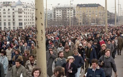 Magyarország, Budapest XIII., Margit híd pesti hídfő, felvonulók március 15-én., 1988, Hodosán Róza, színes, politika, sokaság, tüntetés, Budapest, rendszerváltás, Fortepan #61581