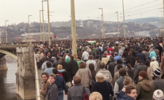 Magyarország, Budapest II., Margit híd a szigeti lejárónál, felvonulók március 15-én., 1988, Hodosán Róza, színes, zászló, politika, sokaság, tüntetés, zászlórúd, Budapest, Duna-híd, rendszerváltás, Fortepan #61582