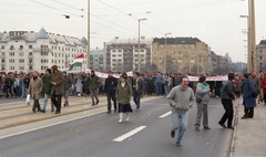 Magyarország, Budapest XIII., Margit híd, felvonulók március 15-én. Háttérben a Jászai Mari téri házak., 1988, Hodosán Róza, színes, zászló, politika, sokaság, tüntetés, transzparens, demonstrációs tábla, Budapest, politikai reklám, rendszerváltás, Fortepan #61583