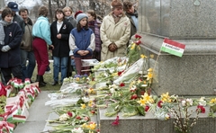 Magyarország, Budapest V., Petőfi tér, a Petőfi-szobor talapzata március 15-én., 1988, Hodosán Róza, színes, zászló, politika, virág, tüntetés, Budapest, nemzeti jelkép, rendszerváltás, Fortepan #61585