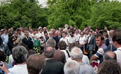 Magyarország, Budapest X., Új Köztemető, megemlékezés a 301-es parcellánál egy évvel Nagy Imre és mártírtársai állami újratemetése előtt., 1988, Hodosán Róza, színes, megemlékezés, politika, temető, Budapest, 1956-utóélet, rendszerváltás, Fortepan #61611