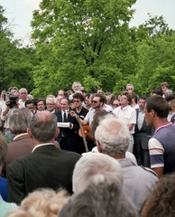 Magyarország, Budapest X., Új Köztemető, megemlékezés a 301-es parcellánál egy évvel Nagy Imre és mártírtársai állami újratemetése előtt., 1988, Hodosán Róza, színes, politika, temető, Budapest, 1956-utóélet, rendszerváltás, Fortepan #61612