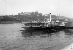 Magyarország, Budapest V., Petőfi téri hajóállomás, háttérben a Királyi Palota (később Budavári Palota)., 1930, Beney Endre és felesége, hajó, kikötő, gőzhajó, lapátkerekes hajó, DDSG, Budapest, Fortepan #61643