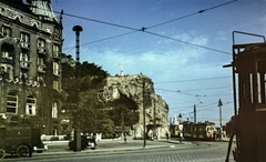 Magyarország, Budapest XI., Szent Gellért tér., 1942, Szőke Annamária/Anonime, színes, villamos, villamosmegálló, kereszt_jelkép, légó sziréna, Budapest, HÉV, Fortepan #61677