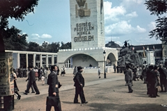 Magyarország, Városliget,Budapesti Nemzetközi Vásár, Budapest XIV., 1942, Szőke Annamária/Anonime, színes, hirdetőoszlop, nemzetközi vásár, propaganda, Budapest, Fortepan #61680