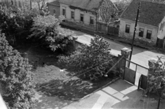 Magyarország, Pécs, a Pedagógiai Főiskola (később Pécsi Tudományegyetem) kollégiumának bejárata a Zichy Gyula utca felől., 1955, Lipovits Károly, utcakép, felülnézet, Fortepan #61728