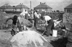 Magyarország, Csorna, a Széchenyi (Dimitrov) tér 12-es számú ház építkezése a Jézus Szíve-templom mögött., 1960, Lipovits Károly, építkezés, talicska, Fortepan #61741