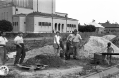 Magyarország, Csorna, a Széchenyi (Dimitrov) tér 12-es számú ház építkezése., balra a Jézus Szíve-templom., 1960, Lipovits Károly, építkezés, Fortepan #61742