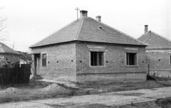 Hungary, Csorna, a Béke út a Deák Ferenc utcánál., 1960, Lipovits Károly, village, house, Kádár-cube, Fortepan #61758