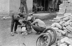 1957, Lipovits Károly, motorkerékpár, Csepel-márka, rendszám, tégla, motorszerelés, Fortepan #61770