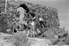 Hungary, a vulkáni csúcson álló Salgó vára., 1959, Lipovits Károly, pioneer, excursion, kids, castle ruins, flask, teacher, leather pants, pioneer belt, pioneer tie, Fortepan #61785