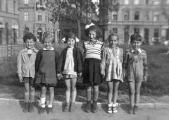 Magyarország, Budapest VI., Hunyadi tér, szemben a Szófia utca és Vörösmarty utca sarka., 1949, Fortepan, csoportkép, Budapest, gyerekek, kézenfogva, masni, kantárosnadrág, Fortepan #6184