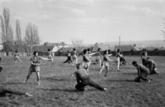 Magyarország, Pécs, a Pedagógiai Főiskola (később Pécsi Tudományegyetem) kertje., 1957, Lipovits Károly, torna, tréningruha, medicin labda, hulahopp karika, Fortepan #61857