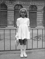 Hungary, Budapest VI., Csengery utca 33., Ráth Tivadar nyomdája előtt., 1948, Fortepan, sign-board, girl, Budapest, white dress, wreath, Fortepan #6186