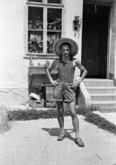 1959, Lipovits Károly, straw hat, portrait, shorts, akimbo, vest, Fortepan #61870