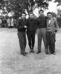 Magyarország, Pécs, a Pedagógiai Főiskola (később Pécsi Tudományegyetem) kézilabdapályája., 1955, Lipovits Károly, karok a vállon, Fortepan #61912