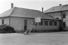 Magyarország, Csorna, Andrássy utca 27., iskolaudvar (később II. Rákóczi Ferenc Katolikus Közoktatási Központ)., 1957, Lipovits Károly, kosárlabda, Fortepan #61924