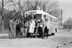 Magyarország, Szentlőrinc, Erzsébet utca, a háttérben balra a Munkácsy Mihály utca., 1958, Lipovits Károly, kirándulás, autóbusz, olvasás, Ikarus-márka, Ikarus 31/311, diák, Fortepan #61948