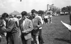 Hungary, Csorna, járási négytusa verseny résztvevői a sporttelepen, háttérben a Jézus Szíve-templom., 1959, Lipovits Károly, warrant, awards ceremony, Fortepan #61954