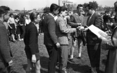 Hungary, Csorna, járási négytusa verseny résztvevői a sporttelepen, háttérben a Jézus Szíve-templom., 1959, Lipovits Károly, warrant, awards ceremony, Fortepan #61955