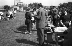 Hungary, Csorna, járási négytusa verseny résztvevői a sporttelepen, háttérben a Jézus Szíve-templom., 1959, Lipovits Károly, warrant, Fortepan #61960