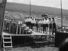 Magyarország, Budaörs, Farkashegyi katlan., 1968, A R, úttörő, hangszer, nyár, színpad, hangszóró, sokaság, rét, Majális, Fortepan #62001