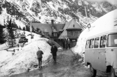 Poland,Tatry Wysokie, Tátra Nemzeti Park, menedékház a Morskie Oko (Halastó) mellett., 1969, A R, snow, Tatra Mountains, Fortepan #62033