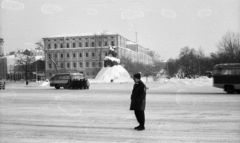 Ukrajna, Kijev, Szofijszka tér, háttérben Bohdan Hmelnickij lovasszobra., 1975, A R, tél, hó, autóbusz, sapka, lovas szobor, LAZ-márka, Bohdan Hmelnickij-ábrázolás, Fortepan #62074