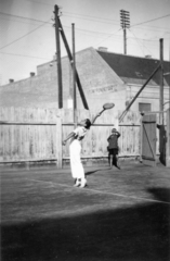 Hungary, Budapest XIII., teniszpálya a Fáy utca - Jász utca sarkán, szemben a Fáy utca 76., a Leoni Fonógyár., 1932, A R, label, pylon, tennis, lath fence, tennis court, tennis rackets, Budapest, Fortepan #62179