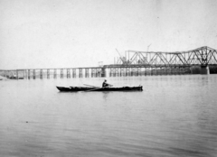 Hungary, Dunaföldvár, a Beszédes József híd építése., 1930, A R, river, water surface, boat, bridge building, man, paddling, paddle, Duna-bridge, János Kossalka-design, Fortepan #62193