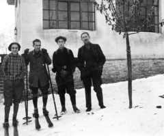 Magyarország, Pomáz, Csikóváraljai turistaház., 1931, A R, tél, csoportkép, férfiak, nő, turistaház, síléc, síelés, síbot, menedékház, viharlámpa, Fortepan #62202