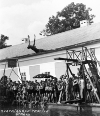 Slovakia, Liptovský Ján, Szentiván fürdő (Svátojánske Teplice), strand., 1930, A R, Czechoslovakia, beach, swimming pool, sunshades, curiosity, diving-board, acrobatic diving, springboard, Fortepan #62314