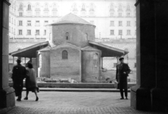 Bulgária, Szófia, Győzedelmes Szent György körtemplom (Rotunda Szveti Georgi Pobedonoszec) az Elnöki Palota udvarában., 1963, A R, szálloda, szocreál, Ókeresztény Építészet, rotunda, Ivan Vasziljov-terv, Dimitar Tsolov-terv, Fortepan #62323