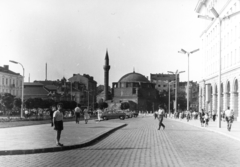 Bulgária, Szófia, Mária Lujza hercegnő (Georgi Dimitrov) sugárút a Hotel Balkanból nézve, szemben a Banja basi mecset., 1963, A R, szocreál, középület, mecset, Koszta Nikolov-terv, Oszmán-török építészet, Mimar Sinan-terv, Fortepan #62332