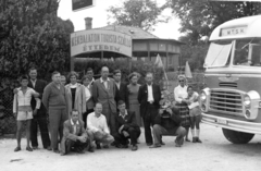 Magyarország, Balatonalmádi, Véghely Dezső utca, Kék Balaton turistaszálló., 1961, A R, vendéglátás, kirándulás, autóbusz, cégtábla, magyar gyártmány, napernyő, csoportkép, Ikarus-márka, napszemüveg, Ikarus 31/311, fényképezőgép, fotózás, társaság, Kijev-márka, Fortepan #62353