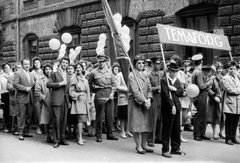 Magyarország, Budapest VII., május 1-i felvonulók a Hernád utca 43. előtt., 1963, A R, szocializmus, felvonulás, Budapest, Fortepan #62365