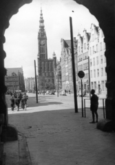 Lengyelország, Gdańsk, Hosszú Piac (Dlugi Targ), szemben a Városháza, a Zöld Kaputól (Brama Zielona) nézve., 1957, A R, torony, középület, gótika, reneszánsz, Fortepan #62403