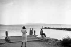 Magyarország,Balaton, Tihany, Tihanyrév, a túlparton a földvári part látszik, középen a kőröshegyi völggyel., 1938, A R, vízpart, fotózás, Fortepan #62459