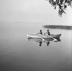 Magyarország,Balaton, háttérben a Tihanyi-félsziget., 1938, A R, csónakázás, nyár, csónak, evezés, evező, Fortepan #62462