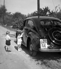 1939, A R, német gyártmány, Opel-márka, földút, gyerekek, rövidnadrág, gyerek, automobil, rendszám, Opel Kapitän, pótkerék, Fortepan #62465