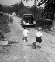 1939, A R, német gyártmány, Opel-márka, földút, gyerekek, rövidnadrág, gyerek, automobil, rendszám, Opel Kapitän, pótkerék, Fortepan #62466